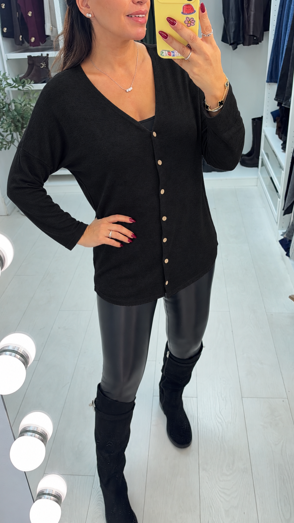 Dames viscose trui met V-hals en knopen in Zwart